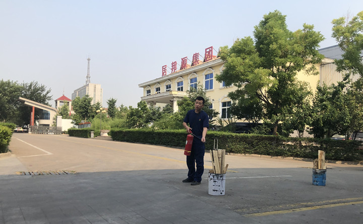 教官重點對消防法律法規(guī)、防火常識、逃生自救、滅火器的使用方法以及發(fā)生火災(zāi)時如何報火警、如何撲救初期火災(zāi)等消防常識進(jìn)行了詳細(xì)的講解。