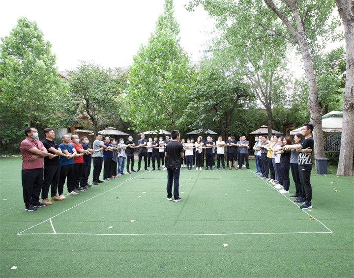 陽(yáng)光正好，正是團(tuán)建好時(shí)節(jié)，邂逅山野最蓬勃的綠，一群志同道合的人，奔赴同樣的目標(biāo)，回頭有一路的故事，低頭有堅(jiān)定的腳步，抬頭有清晰的方向.jpg