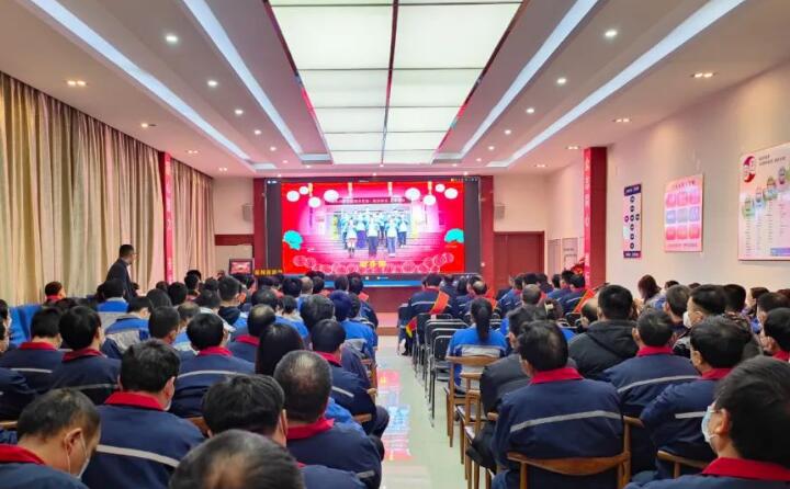歌聲裊裊辭舊歲，舞姿翩翩賀新春。2023年1月12日下午，山東金格瑞機(jī)械有限公司2022年度總結(jié)表彰大會(huì)于集團(tuán)三樓會(huì)議室成功舉辦。出席大會(huì)的有集團(tuán)董事長(zhǎng)、黨支部書記景奉國、總經(jīng)理孫寧波、公司代表、集團(tuán)辦、集團(tuán)直屬部門等。.jpg